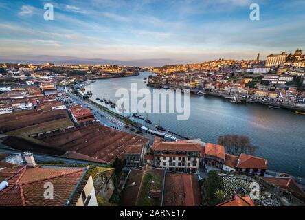 Luftbild von der Stadt Vila Nova de Gaia an einem Fluss in Douro und der Stadt Porto, Portugal Stockfoto
