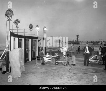 Fernsehübertragung Zum ersten Teil mit Willem Duys am Strand von Scheveningen Datum: 20. August 1965 Ort: Scheveningen, Zuid-Holland Schlagwörter: Strände, Fernsehen Sendungen persönlicher Name: Duys, Willem Stockfoto