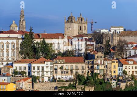 Bischofspalast, Kirche Clerigos Turm und Se Kathedrale von Porto, zweitgrößte Stadt in Portugal. Blick vom Stadt Vila Nova De Gaia Stockfoto