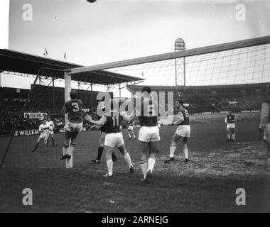 Fußballspiel DWS Against Go Ahead in Amsterdam: 1-2; Spielmoment Datum: 12. Dezember 1965 Ort: Amsterdam, Noord-Holland Schlagwörter: Sport, Fußball, Fußballer-Institution Name: Go Ahead Stockfoto