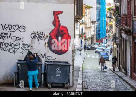 Graffiti auf der Straße Rua de Cimo de Vila in der Stadt Porto auf der Iberischen Halbinsel, der zweitgrößten Stadt Portugals Stockfoto