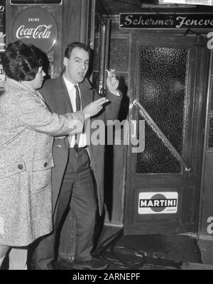 Willem Duys für sein Programm Für die erste Straße in Amsterdam Zeedijk Datum: 24. Dezember 1965 Ort: Amsterdam, Noord-Holland persönlicher Name: Duys, Willem Institutionenname: For the Fist Weg Stockfoto