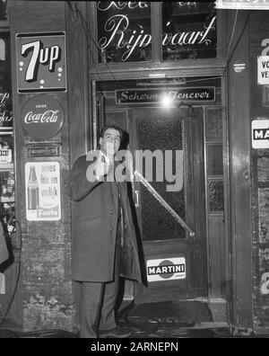 Willem Duys für sein Programm Für die erste Straße in Amsterdam Zeedijk Datum: 24. Dezember 1965 Ort: Amsterdam, Noord-Holland persönlicher Name: Duys, Willem Institutionenname: For the Fist Weg Stockfoto