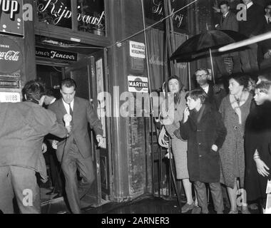 Willem Duys für sein Programm Für die erste Straße in Amsterdam Zeedijk Datum: 24. Dezember 1965 Ort: Amsterdam, Noord-Holland persönlicher Name: Duys, Willem Institutionenname: For the Fist Weg Stockfoto