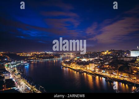 Abendhimmel über den Fluss Douro und die Städte Porto (rechts) und Vila Nova de Gaia, Portugal Stockfoto