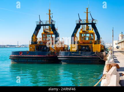 Zwei Schlepper Boot steht bereit, Schiffe im Hafen von Bari zu helfen Stockfoto