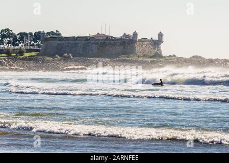 Fort Sao Francisco Queijo (allgemein bekannt als Burg von Käse) in der Stadt Porto, Portugal. Blick vom Strand von Matosinhos Stadt Stockfoto