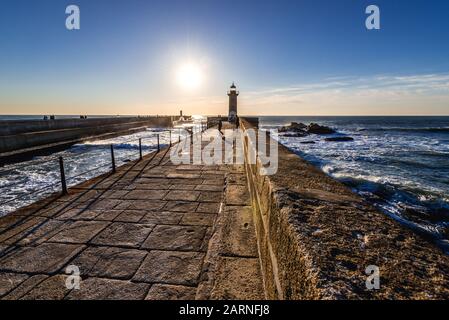 Wellenbrecher mit dem Leuchtturm Felgueiras (Farol de Felgueiras) an einem Wellenbrecher des Bezirks Foz do Douro der Stadt Porto, Portugal Stockfoto