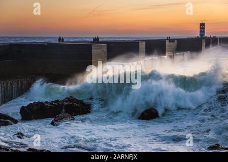 Sonnenuntergang über dem Atlantik. Ansicht mit kleiner Leuchtturm (Farolins Barra Douro) in Foz Douro Bezirk von Porto Stadt, Portugal Stockfoto