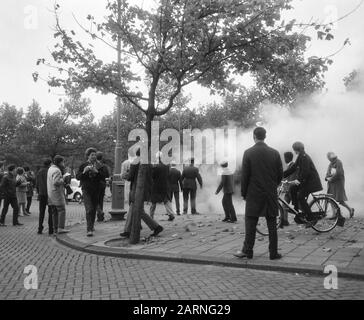 Demonstration in Amsterdam gegen die Rauchbomben des Vietnamkriegs in der Prozession Demonstranten auf dem Museumplein in der Nähe des amerikanischen Konsulats Datum: 16. Oktober 1966 Ort: Amsterdam, Noord-Holland Schlüsselwörter: Demonstrationen, Rauch Stockfoto