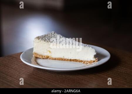 Weißer Käsekuchen auf einem Teller nah oben Stockfoto