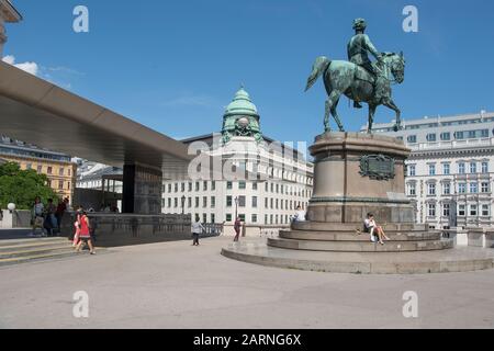 Wien, Österreich - 4. Juni 2019; Museum Albertina und Statue von Herzog Albrecht auf einem Pferd im Zentrum Wiens Stockfoto