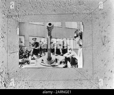 Bewaffnete russische Soldaten und Zivilisten, die auf einem Panzer in Prag sitzen Anmerkung: Repronegativdatum: 28. August 1968 Ort: Österreich, Prag, Tschechien, Tschechoslowakei Schlüsselwörter: Soldaten, Panzer Stockfoto