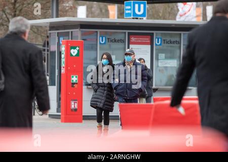 Nürnberg, Deutschland. Januar 2020. Fachbesucher der Internationalen Spielwarenmesse gehen zum Eingangsbereich mit Gesichtsmasken. Das weltweit größte Treffen der Spielwarenindustrie findet vom 29. Januar bis 2. Februar statt. 2900 Aussteller aus 68 Ländern präsentieren den Veranstaltern zufolge rund 120.000 neue Produkte. Credit: Daniel Karmann / dpa / Alamy Live News Stockfoto