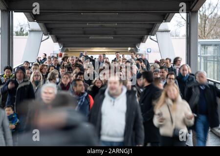 Nürnberg, Deutschland. Januar 2020. Fachbesucher des Streams der Internationalen Spielwarenmesse von der U-Bahn zum Eingangsbereich. Das weltweit größte Treffen der Spielwarenindustrie findet vom 29. Januar bis 2. Februar statt. 2900 Aussteller aus 68 Ländern präsentieren den Veranstaltern zufolge rund 120.000 neue Produkte. Credit: Daniel Karmann / dpa / Alamy Live News Stockfoto