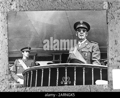 In Madrid wurde daran erinnert, dass Franco den Bürgerkrieg vor 30 Jahren (1936 1939) während der Parade gewann, die Prinz Juan Carlos de Bourbon, rechts General Franco Datum: 5. Juni 1969 Ort: Madrid Schlüsselwörter: Bürgerkriege, Gedenkfeiern, Paraden persönlicher Name: Franco, Prinz Juan Carlos de Bourbon Stockfoto