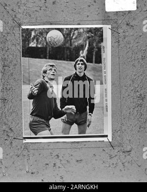 Training Ajax in Madrid für Spiel gegen AC Milan Keizer und J. Cruyff, Schlagzeilen Datum: 27. Mai 1969 Ort: Madrid Schlagwörter: Sport, Training, Fußballer persönlicher Name: Cruijff, J. Institutionenname: AC Mailand Stockfoto