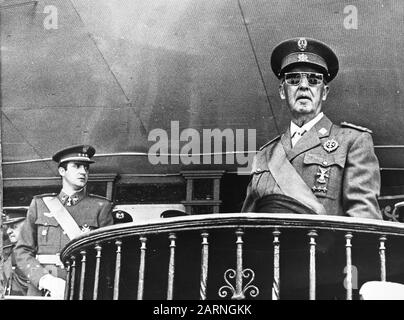 In Madrid wurde daran erinnert, dass Franco den Bürgerkrieg vor 30 Jahren (1936 1939) während der Parade gewann, die Prinz Juan Carlos de Bourbon, rechts General Franco Datum: 5. Juni 1969 Ort: Madrid Schlüsselwörter: Bürgerkriege, Gedenkfeiern, Paraden persönlicher Name: Franco, Prinz Juan Carlos de Bourbon Stockfoto