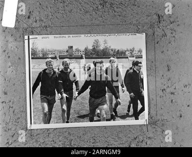 Training Ajax in Madrid zum Spiel gegen den AC Mailand v.l. Reservekeeper Stuy, Pigeon Bode, Michels Datum: 27. Mai 1969 Ort: Madrid Schlagwörter: Torhüter, Sport, Training, Fußballer, Spiele Institution Name: AC Mailand Stockfoto