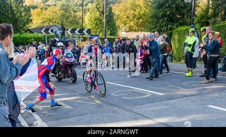 Chloe Dygert Owen Reitrad (Straßenradrennfahrerin, die im Radrennen mitfährt, von der Masse der Anhänger bejubelt) - die Weltmeisterschaft der Rennfahrer der Welt der Rennfahrer der Welt der Rennfahrer der Welt der Rennfahrer der Welt, GB, Großbritannien Stockfoto