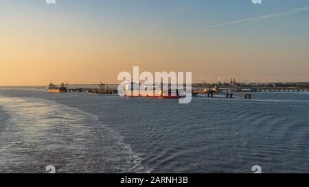 In der Nähe von Immingham, North Lincoln, England, Großbritannien - 14. Mai 2019: Blick auf den Hafen und die Docks, vom Fluss Humber aus gesehen Stockfoto