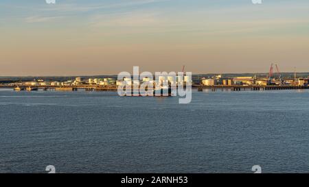 In der Nähe von Immingham, North Lincoln, England, Großbritannien - 14. Mai 2019: Blick auf den Hafen und die Docks, vom Fluss Humber aus gesehen Stockfoto