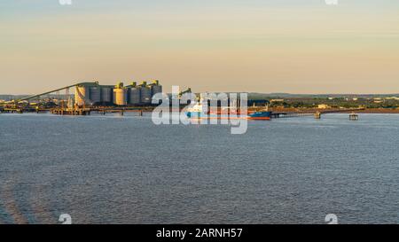 In der Nähe von Immingham, North Lincoln, England, Großbritannien - 14. Mai 2019: Blick auf den Hafen, vom Fluss Humber aus gesehen Stockfoto