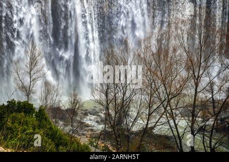 Überlaufender Damm bei Margalef im Winter, nach dem Sturm Gloria, Lleida, Katalonien, Spanien Stockfoto