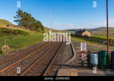 In der Nähe von Cowgill, Cumbria, England, Großbritannien - 16. Mai 2019: Der Bahnhof Dent an der Bahnstrecke Settle-Carlisle Stockfoto