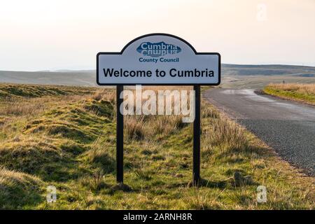 In der Nähe von West Stonesdale, North Yorkshire, England, Großbritannien - 15. Mai 2019: Schild - Willkommen in Cumbria, auf einer Landstraße Stockfoto