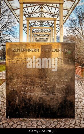 München, Deutschland - 14. JANUAR 2020 Denkmal für die Weiße Rosen-Bewegung im Hofgarten in München vor der Bayerischen Staatskanzlei Stockfoto