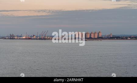 In der Nähe von Immingham, North Lincoln, England, Großbritannien - 22. Mai 2019: Blick auf den Hafen, vom Fluss Humber aus gesehen Stockfoto