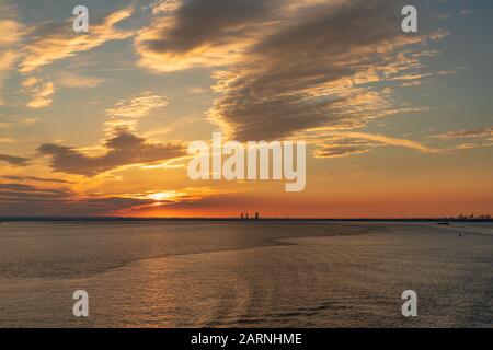 In der Nähe von Paull, East Riding Of Yorkshire, England, Großbritannien - 22. Mai 2019: Die untergehende Sonne über dem Hafen von Kingston upon Hull, vom Fluss Humber aus gesehen Stockfoto