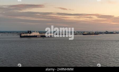 In der Nähe von Immingham, North Lincoln, England, Großbritannien - 22. Mai 2019: Eine DFDS-Frachtfähre auf dem Weg nach Immingham, vom Fluss Humber aus gesehen Stockfoto