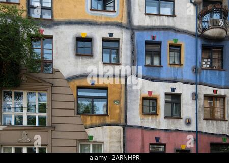 Wien, Österreich - 10. Juni 2019; Detail des bunten Hundertwasser-Hauses, entworfen vom Maler und Architekten Friedensreich Hundertwasser und A. Stockfoto