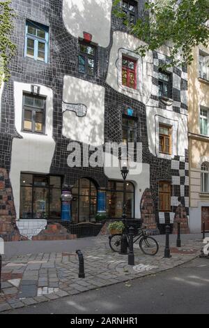 Wien, Österreich - 10. Juni 2019; Außenansicht des KUNST HAUSES WIEN ein Museum mit Ausstellung über Hundertwasser, ein populares Touristenziel. Stockfoto