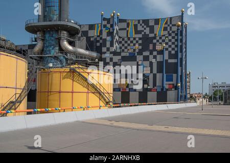 Wien, Österreich - 10. Juni 2019; Spittelau eine Müllverbrennungsanlage, die von dem Maler und Architekten Friedensreich Hundertwasser entworfen wurde Stockfoto
