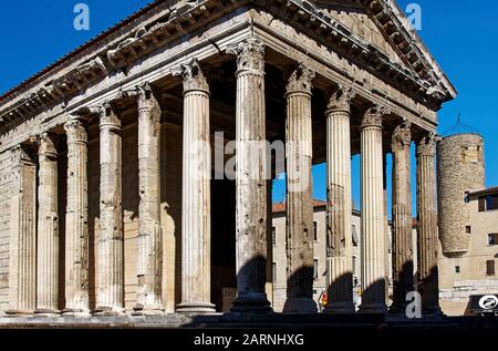 Römischer Tempel zu Augustus und Livia, Stein, alte Überreste, Säulen, alte Ruinen, Vienne, Frankreich, Sommer, horizontal Stockfoto