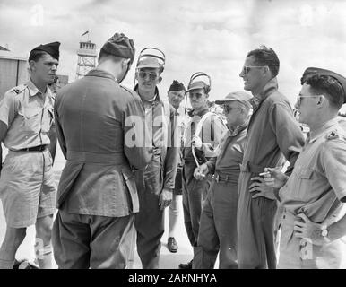 Royal Netherlands Military Flying School in Jackson, Mississippi. Piloten des ML-KNIL, befehligt von Major General L.H. van Oyen, der aus den niederländischen Ostindien entkam, werden in Fort Jackson, Mississippi ausgebildet. Piloten und Ausbilder sprechen zwischen Übungsflügen bis Datum: 16. Juni 1942 Ort: Mississippi Schlüsselwörter: Ausbilder, Piloten, Trainingslager, Weltkrieg Stockfoto