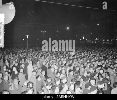 Gedenkabend auf dem Dam Platz in Amsterdam, a.v. Ungarischer Aufstand Datum: 5. November 1956 Ort: Amsterdam, Ungarn Stichwörter: Demonstrationen, Gedenkfeiern, Öffentlichkeit Stockfoto