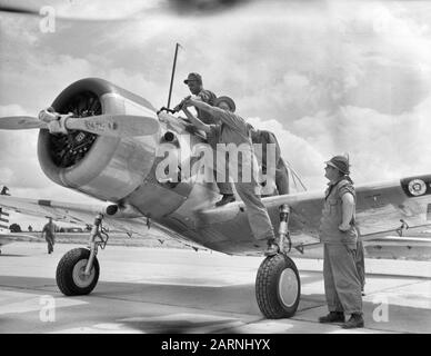 Royal Netherlands Military Flying School in Jackson, Mississippi. Piloten des ML-KNIL, befehligt von Major General L.H. van Oyen, der aus den niederländischen Ostindien entkam, werden in Fort Jackson, Mississippi ausgebildet. Der Motor eines Vultee Trainers ist gestartet Datum: 16. Juni 1942 Standort: Mississippi Schlagwörter: Piloten, Trainingslager, Weltkrieg Stockfoto