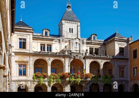 Hotel de Ville, Rathaus, altes Steingebäude, Blumen, Uhr, Bögen, Vienne, Frankreich, Sommer, horizontal Stockfoto