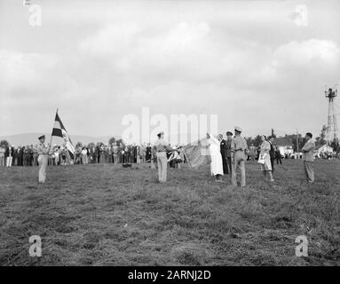 Verleihung des Banners der Militärischen Luftfahrt der KNIL und der Flagge des Luftfahrt-Dienstes der Marine, beide dekoriert mit dem Militärbefehl von William durch Königin Wilhelmina auf dem Militärflughafen Pittsfield im US-Bundesstaat Massachusetts. Preisverleihung des Militärfliegerbanners der KNIL und der Flagge des Luftfahrt-Dienstes der Marine, die beide mit dem Militärbefehl William von Königin Wilhelmina auf dem Militärflughafen Pittsfield im Bundesstaat Massachusetts dekoriert sind. Das Banner der ML-KNIL, gehalten von Oberst C. Gebel, wird von der Königin dekoriert. Völlig links Chief Officer Pilot 2. Klasse J.A.C. Stockfoto