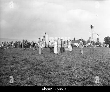 Verleihung des Banners der Militärischen Luftfahrt der KNIL und der Flagge des Luftfahrt-Dienstes der Marine, beide dekoriert mit dem Militärbefehl von William durch Königin Wilhelmina auf dem Militärflughafen Pittsfield im US-Bundesstaat Massachusetts. Preisverleihung des Militärfliegerbanners der KNIL und der Flagge des Luftfahrt-Dienstes der Marine, die beide mit dem Militärbefehl William von Königin Wilhelmina auf dem Militärflughafen Pittsfield im Bundesstaat Massachusetts dekoriert sind. Das Banner der ML-KNIL, gehalten von Oberst C. Gebel, wird von der Königin dekoriert. Datum: 15.August 1942 Ort: Amerika, Pittsfi Stockfoto