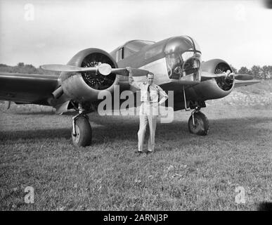 Verleihung des Banners der Militärischen Luftfahrt der KNIL und der Flagge des Luftfahrt-Dienstes der Marine, beide dekoriert mit dem Militärbefehl von William durch Königin Wilhelmina auf dem Militärflughafen Pittsfield im US-Bundesstaat Massachusetts. Preisverleihung des Militärfliegerbanners der KNIL und der Flagge des Luftfahrt-Dienstes der Marine, die beide mit dem Militärbefehl William von Königin Wilhelmina auf dem Militärflughafen Pittsfield im Bundesstaat Massachusetts dekoriert sind. Pilot in der Ausbildung bei Flugzeugen (Beechcraft AT-11) Datum: 15. August 1942 Standort: Pittsfield, USA Schlagwörter: Luftfahrt, Piloten, Wor Stockfoto