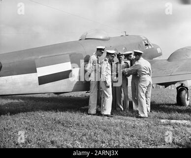 Verleihung des Banners der Militärischen Luftfahrt der KNIL und der Flagge des Luftfahrt-Dienstes der Marine, beide dekoriert mit dem Militärbefehl von William durch Königin Wilhelmina auf dem Militärflughafen Pittsfield im US-Bundesstaat Massachusetts. Preisverleihung des Militärfliegerbanners der KNIL und der Flagge des Luftfahrt-Dienstes der Marine, die beide mit dem Militärbefehl William von Königin Wilhelmina auf dem Militärflughafen Pittsfield im Bundesstaat Massachusetts dekoriert sind. Mehrere Piloten von ML-KNIL bei einem Beechcraft AM 11. August: 15. August 1942 Standort: Pittsfield, USA Schlagwörter: Luftfahrt, Piloten, Worl Stockfoto