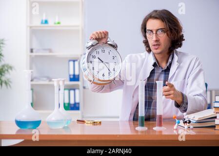 Die chemielehrerin beim Vortrag in der Hochschule Stockfoto