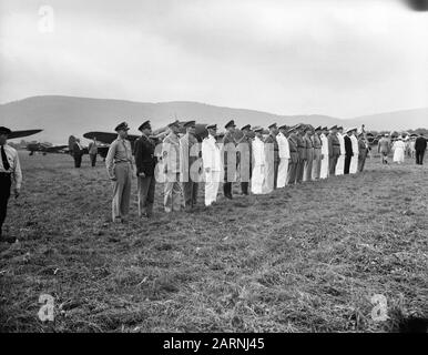 Verleihung des Banners der Militärischen Luftfahrt der KNIL und der Flagge des Luftfahrt-Dienstes der Marine, beide dekoriert mit dem Militärbefehl von William durch Königin Wilhelmina auf dem Militärflughafen Pittsfield im US-Bundesstaat Massachusetts. Preisverleihung des Militärfliegerbanners der KNIL und der Flagge des Luftfahrt-Dienstes der Marine, die beide mit dem Militärbefehl William von Königin Wilhelmina auf dem Militärflughafen Pittsfield im Bundesstaat Massachusetts dekoriert sind. Offiziere verschiedener Streitkräfte im Amt Datum: 15. August 1942 Ort: Pittsfield, USA Schlagwörter: Besuche, Königinnen, Wo Stockfoto