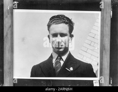 P [Portraits/Persons]/Anefo London Serie Harry Blue, 17 Jahre alt, ausgezeichnet von Königin Wilhelmina mit dem Verdienstkreuz für seine tapfere Leistung beim ersten schweren luftangriff auf London im September 1940. Das niederländische Wohlfahrtskomitee gab ihm eine Golduhr. Er kehrt zur niederländischen Handelsmarine zurück Datum: 24. Mai 1941 Ort: Großbritannien, London Schlagwörter: Auszeichnungen, Porträts, Weltkrieg, Matrosen persönlicher Name: Blau, Harry Stockfoto