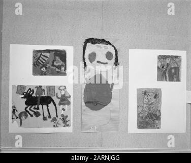 Ausstellung Kinderzeichnungen Kinder und Farben in Amsterdam Datum: 18. Januar 1957 Ort: Amsterdam, Noord-Holland Schlagwörter: Ausstellungen Stockfoto